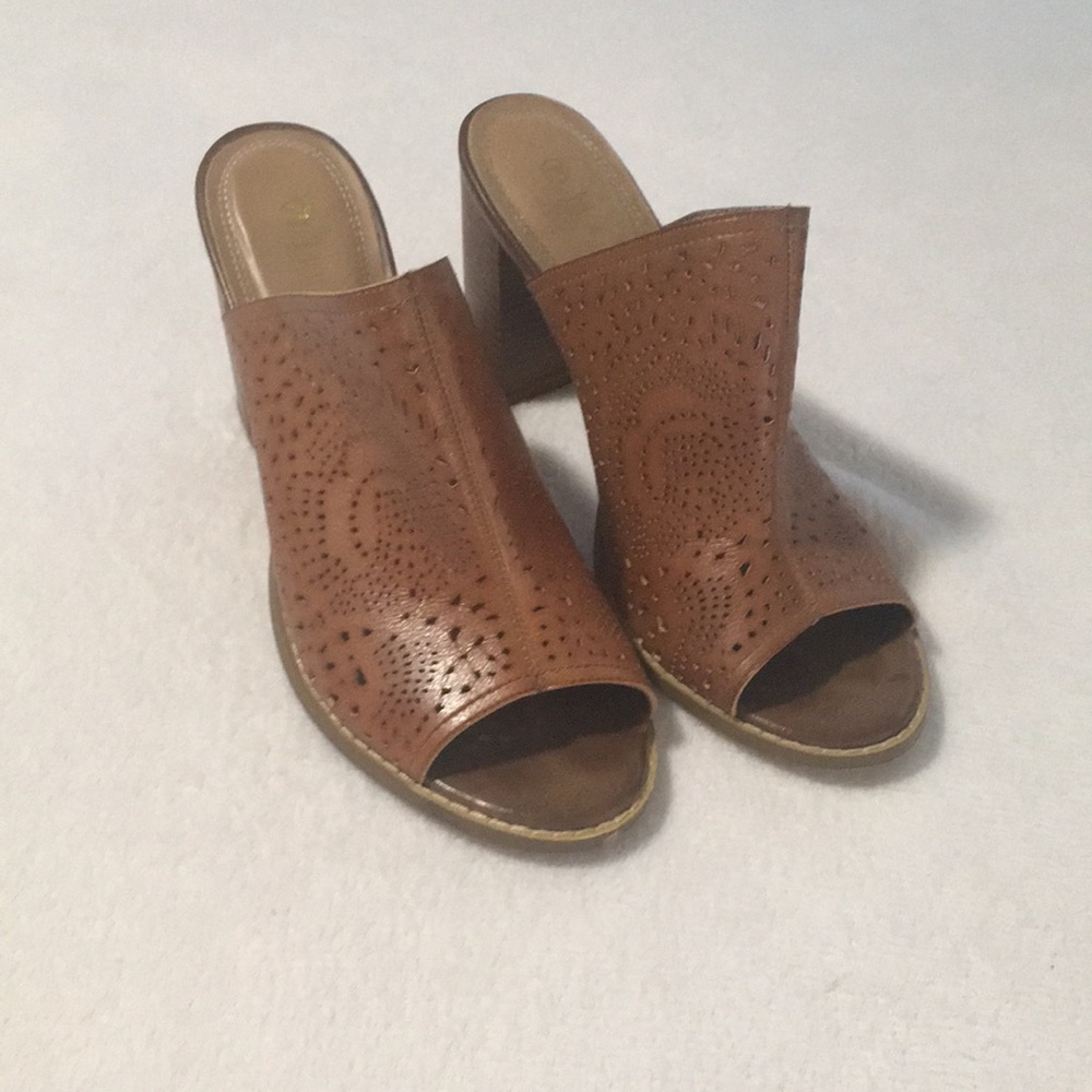 Hot Tomato woman’s open toe mule with cut scroll work size 11M